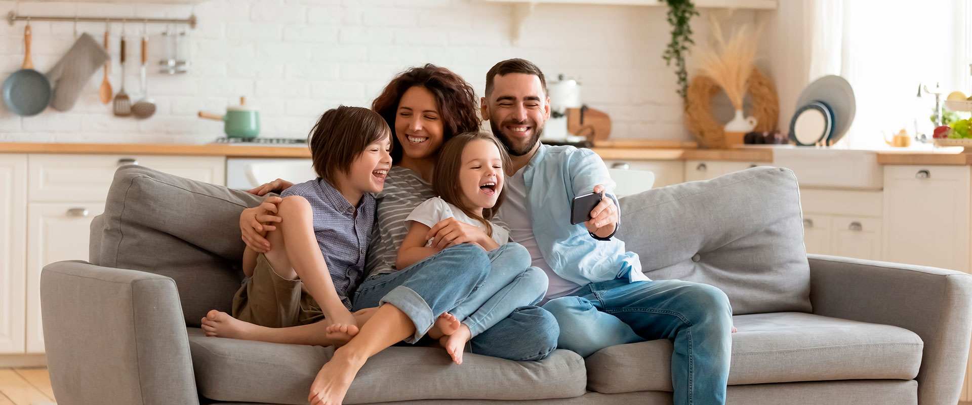 familia feliz no sofá