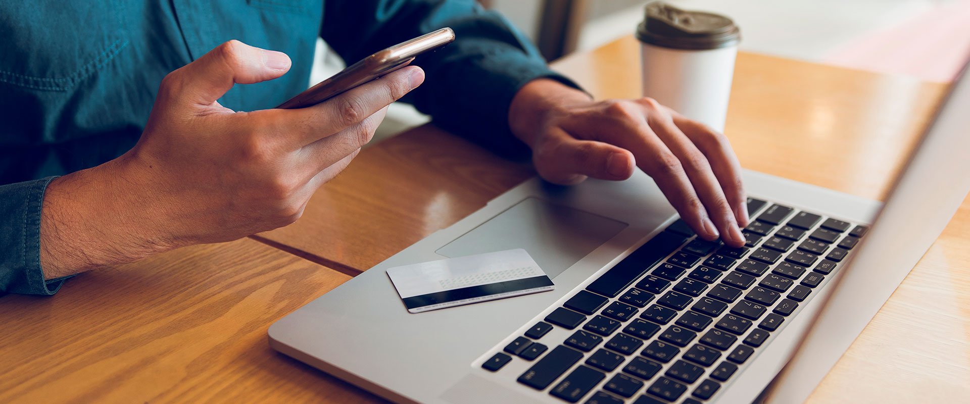 homem fazendo pagamento online com cartão de crédito